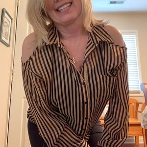 Beautiful cold shoulder, semi sheer blouse.  Sz L